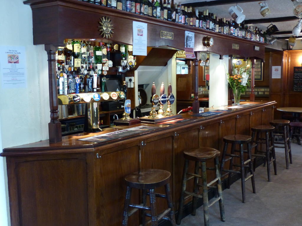 The Sun Inn Englefield Green Экстерьер фото