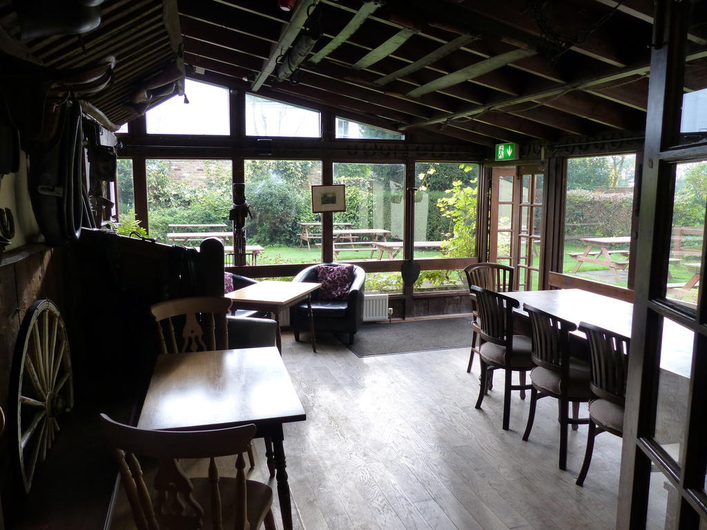 The Sun Inn Englefield Green Экстерьер фото