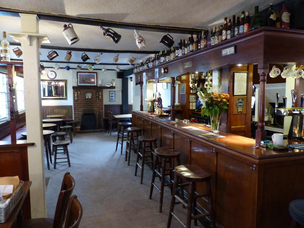 The Sun Inn Englefield Green Экстерьер фото