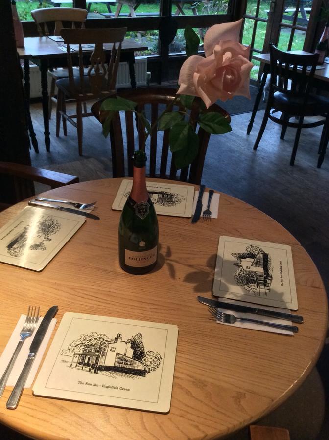 The Sun Inn Englefield Green Экстерьер фото